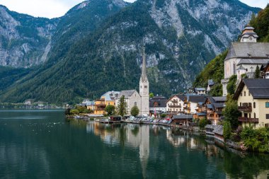 Avusturya Alpleri, Salzkammergut Bölgesi, Avusturya 'daki Hallstatt Dağı Köyü' nün Manzaralı Kartpostal Görüntüsü