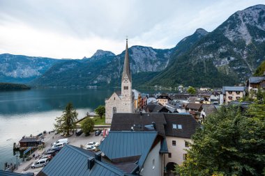 Avusturya Alpleri, Salzkammergut Bölgesi, Avusturya 'daki Hallstatt Dağı Köyü' nün Manzaralı Kartpostal Görüntüsü