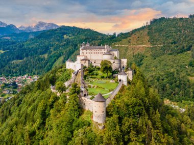 Hohenwerfen Şatosu 'nun Görkemli Sahnesi ve Avusturya Kalesi' nin İkonik Tarihi ve Doğal Harikalar