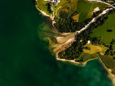 Bir gölün içine akan bir nehrin nefes kesici görüntüsü