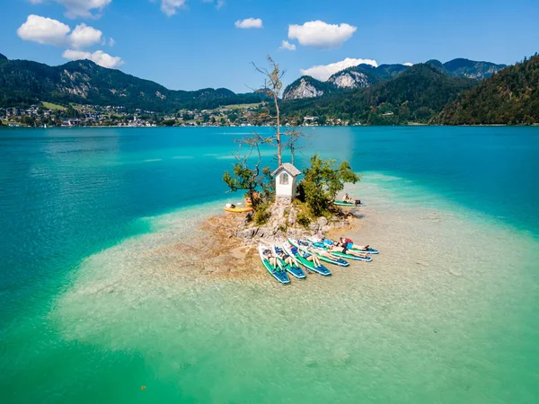Wolfgang Gölü 'ndeki Paddling' den sonra Ochsenkreuz Adası 'nda dinlenen Avusturya' daki SUP Yönetim Kurulu Hevesleri İçin Mükemmel Çekilme