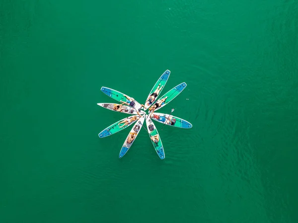 绿松石湖中跳板后手牵手与自然美景的联系 — 图库照片
