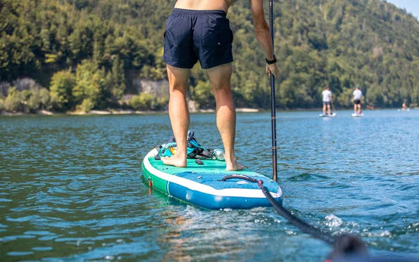 Personas Que Disfrutan Sup Stand Paddle Boarding Aguas Turquesas Austria — Foto de Stock