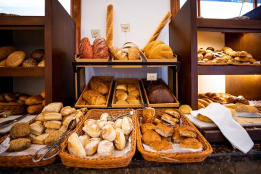 Lüks bir otelde taze pişmiş ekmek ve yüksek kaliteli malzemeler.