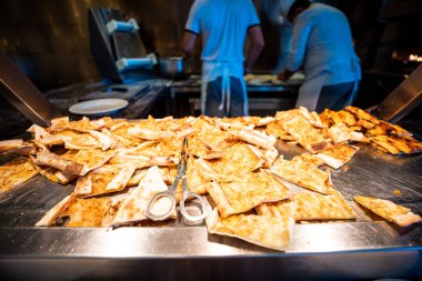 Lüks bir otelde taze pişmiş lavaş. geleneksel ve otantik ekmek 