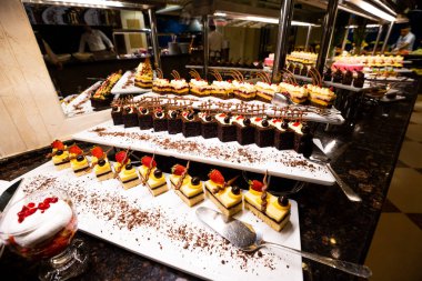 Pasta, pasta ve Türk tatlıları da dahil olmak üzere çeşitli tatlılar her şeyi kapsayan lüks bir otelin masasında güzelce düzenlenmiştir. Gıda, seyahat ve lüks tasarımlarda kullanmak için mükemmel