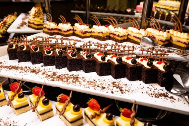 Pasta, pasta ve Türk tatlıları da dahil olmak üzere çeşitli tatlılar her şeyi kapsayan lüks bir otelin masasında güzelce düzenlenmiştir. Gıda, seyahat ve lüks tasarımlarda kullanmak için mükemmel