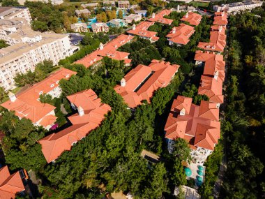 Lüks bir tropikal otel otelinin havadan görünüşü, otel kompleksinin ihtişamını ve çevresindeki tropikal manzarayı gözler önüne seriyor.