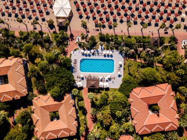 Lüks bir tropikal otel otelinin havadan görünüşü, otel kompleksinin ihtişamını ve çevresindeki tropikal manzarayı gözler önüne seriyor.