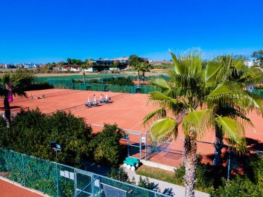 Türkiye 'deki tenis kortlarının hava görüntüsü, Türkiye' nin pitoresk manzarasının ortasındaki tesisin güzelliğini ve organizasyonunu gözler önüne seriyor.