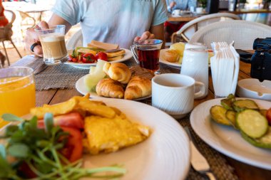 Geleneksel kahvaltı lüks bir otelde yayıldı, otelin zengin mutfak mirası ve zengin atmosferini gözler önüne serdi.