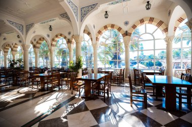 Zarif lüks otel yemek odası, gösterişli yemekler, sofistike atmosfer ve büyük dekor.