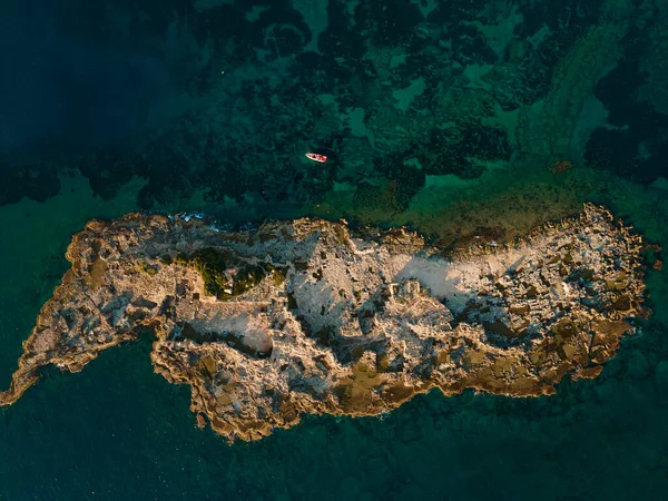 Vista Aérea Una Isla Desierta Mar Mostrando Belleza Serenidad Remoto — Foto de Stock