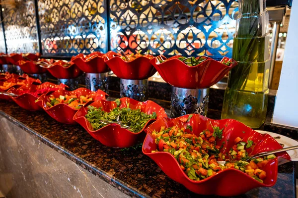 Amplia Selección Ensaladas Frescas Envases Rojos Hotel Lujo Mostrando Variedad — Foto de Stock