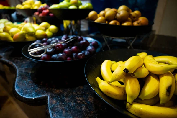 Wybór Dojrzałych Owoców Tym Bananów Śliwek Gruszek Wyświetlanych Eleganckich Czarnych — Zdjęcie stockowe