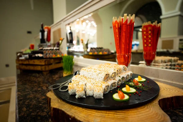 Una Bandeja Sushi Bellamente Presentado Hotel Lujo Plato Sushi Incluye — Foto de Stock