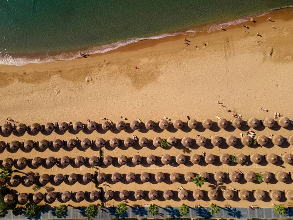 Playa Tropical Con Sillas Playa Palmeras Revelando Escala Belleza Ubicación — Foto de Stock