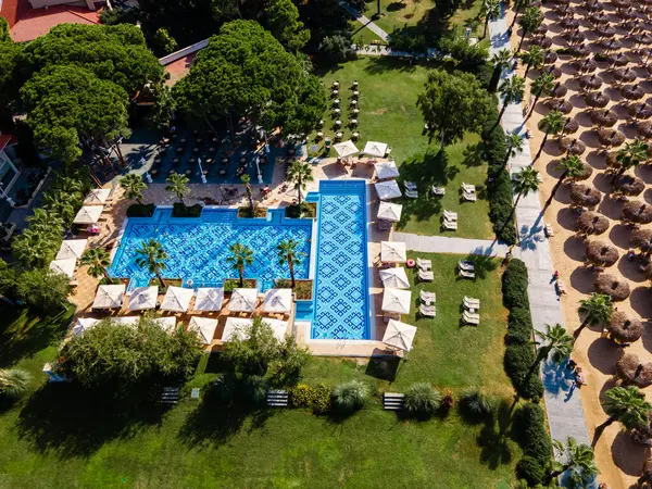 Вид Воздуха Роскошный Тропический Курорт Отеля Идиллическим Открытым Ландшафтом Бассейна — стоковое фото
