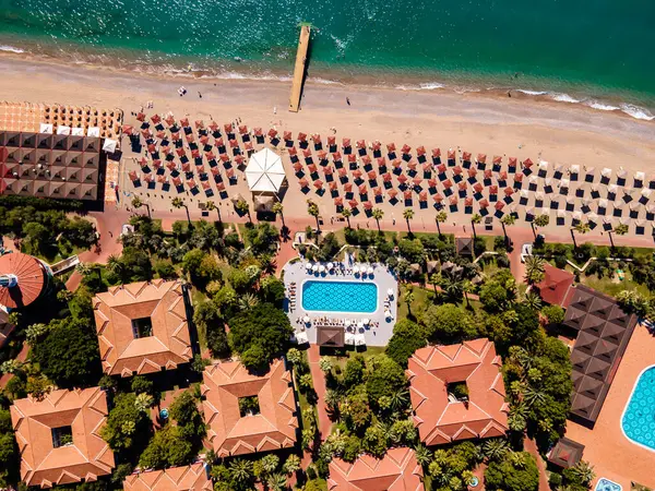 Pemandangan Udara Dari Resor Hotel Tropis Yang Mewah Menampilkan Pemandangan — Stok Foto