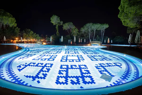 Resort Turistico Lusso Con Sedie Sdraio Vuote Ombrelloni Ripiegati Presso — Foto Stock