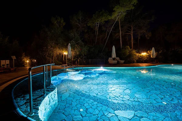 Resort Turistico Lusso Con Sedie Sdraio Vuote Ombrelloni Ripiegati Presso — Foto Stock