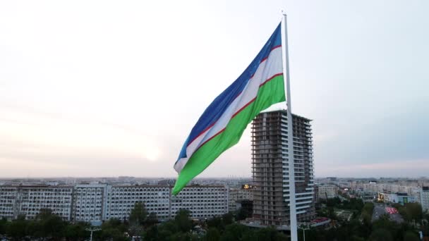 Vista Aérea Majestuosa Bandera Nacional Uzbekistán Plaza Bunyodkor Ciudad Tashkent — Vídeo de stock