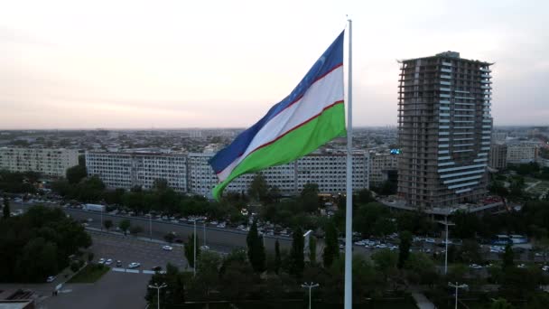 Widok Lotu Ptaka Majestatyczną Flagę Uzbekistanu Placu Bunyodkor Mieście Taszkent — Wideo stockowe
