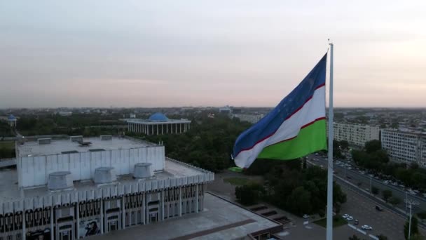 Widok Lotu Ptaka Majestatyczną Flagę Uzbekistanu Placu Bunyodkor Mieście Taszkent — Wideo stockowe