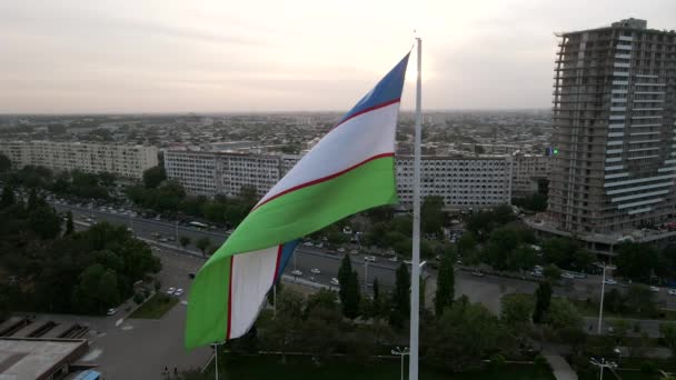 Pemandangan Udara Bendera Nasional Uzbekistan Yang Megah Alun Alun Bunyodkor — Stok Video