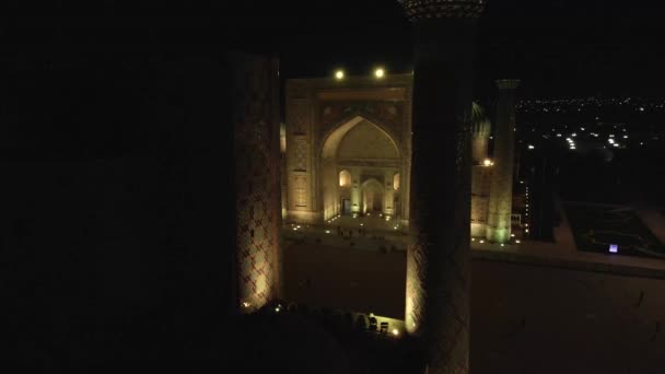 サマルカンド ウズベキスタン 夜のウルグ マドラーサ カラーフル レジスタン広場 — ストック動画