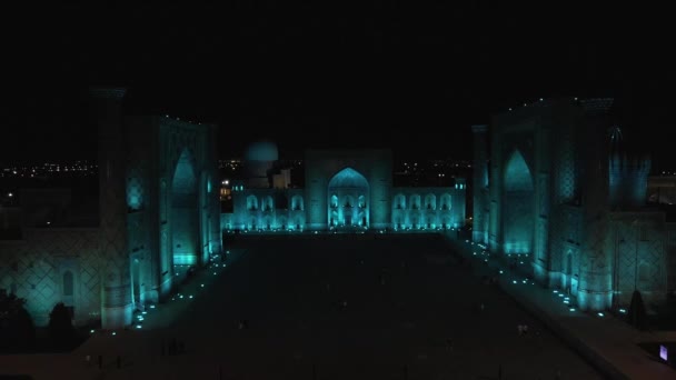 萨马尔罕乌兹别克斯坦夜间俯瞰乌卢格 别克伊斯兰学校色彩斑斓的登记广场 — 图库视频影像