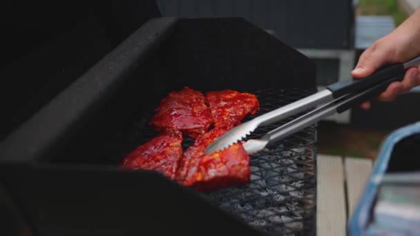 Asar Filete Carne Cruda Fuego Ardiente Persona Que Usa Pinzas — Vídeos de Stock