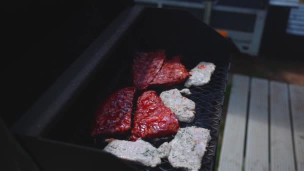 Assar Carne Crua Fogo Ardente Pessoa Usando Pinças Cozinha Para — Vídeo de Stock