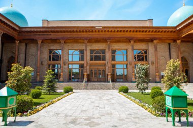Özbekistan, Taşkent 'teki Hazrati İmam Camii ve Muyi Muborak Madrasah (Moyie Mubarek Kütüphane Müzesi) manzarası. Hazrati İmam mimari kompleksi Orta Asya 'nın popüler bir turistik merkezidir..