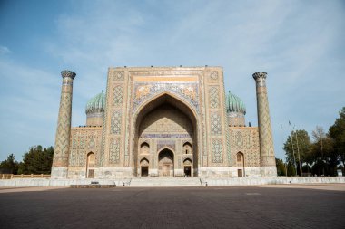 Semerkant, Özbekistan 'daki Registan Meydanı. Sicil, günümüzde Özbekistan 'da bulunan Timurid İmparatorluğu' nun antik Semerkant şehrinin kalbiydi.