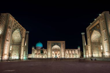 Özbekistan, Semerkant 'taki Registan Meydanı' nın akşam manzarası. Ulugh Beg Madrasah, Tilya-Kori Madrasah ve Sher-Dor Madrasah. Sicil, Orta Asya 'nın popüler bir turistik merkezidir..