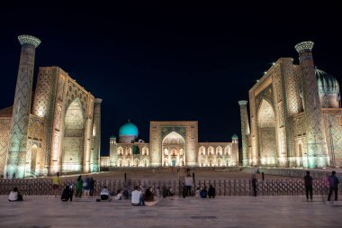 Özbekistan, Semerkant 'taki Registan Meydanı' nın akşam manzarası. Ulugh Beg Madrasah, Tilya-Kori Madrasah ve Sher-Dor Madrasah. Sicil, Orta Asya 'nın popüler bir turistik merkezidir..