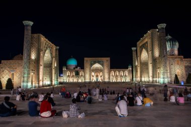 Özbekistan, Semerkant 'taki Registan Meydanı' nın akşam manzarası. Ulugh Beg Madrasah, Tilya-Kori Madrasah ve Sher-Dor Madrasah. Sicil, Orta Asya 'nın popüler bir turistik merkezidir..