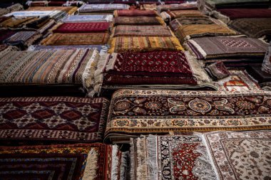 Küçük pazarda el yapımı halılar, geleneksel düğümlü Özbek halıları, Buhara, Özbekistan, Orta Asya