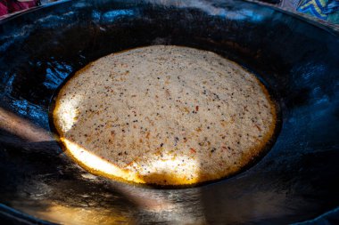 Dev bir kazanda gerçek Özbek pilavı. Taşkent 'te pilav merkezi. Özbekistan 'da ulusal yemekleri pişirmek.