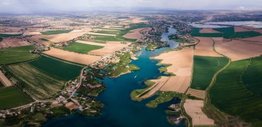 Özbekistan doğası, nehirleri, Taşkent yakınlarındaki tarım arazilerini gösteren hava manzarası