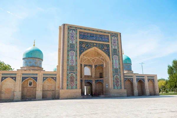 Özbekistan, Taşkent 'teki Hazrati İmam Camii ve Muyi Muborak Madrasah (Moyie Mubarek Kütüphane Müzesi) manzarası. Hazrati İmam mimari kompleksi Orta Asya 'nın popüler bir turistik merkezidir..