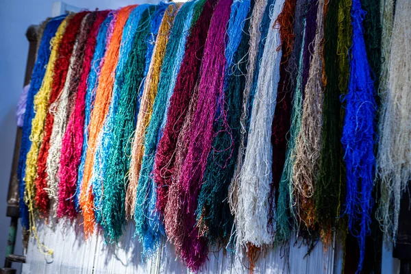 Woman Weaving Beautiful Carpet Uzbekistan Silk — Stock Photo, Image