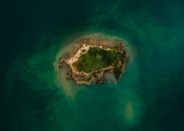 Küçük ada üzerinde havadan görünümü