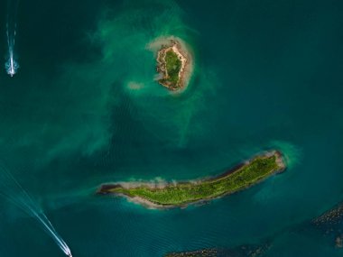 Küçük ada üzerinde havadan görünümü