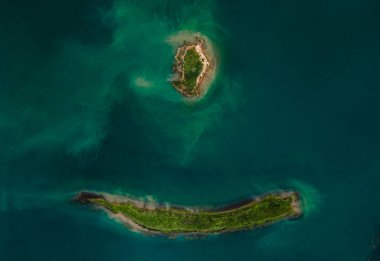 Küçük ada üzerinde havadan görünümü