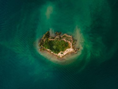 Küçük ada üzerinde havadan görünümü