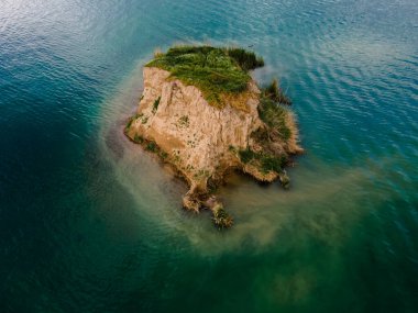 Küçük ada üzerinde havadan görünümü