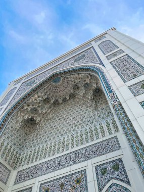 Güzel beyaz küçük cami Taşkent güneşli bir günde, Özbekistan.