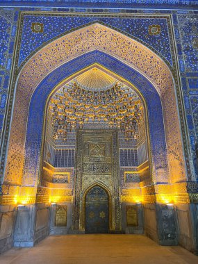 Semerkant, Özbekistan - 13 Ağustos 2023: Özbekistan 'daki Registan Meydanı' ndaki Tilya-Kori Camii 'nin (Tilla-Kari) iç görünümü. Sicil, Asya 'nın popüler bir turistik merkezidir..